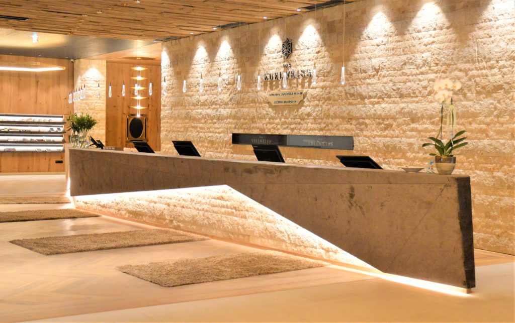 Alpin Lounge mit Rezeption