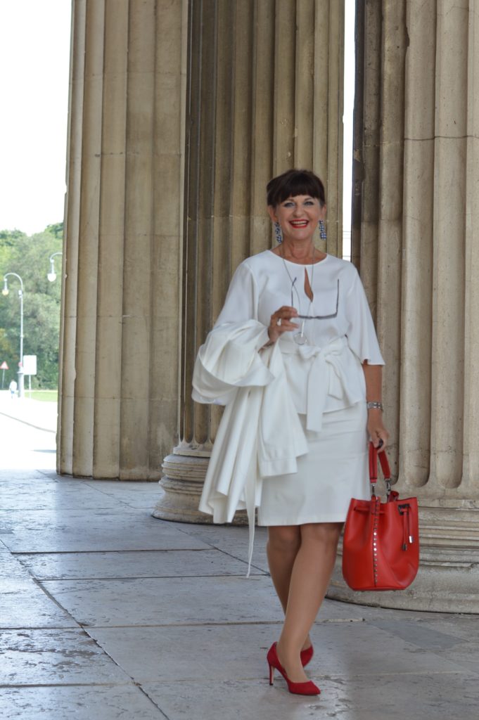 Weißer Look mit Übergangsmantel