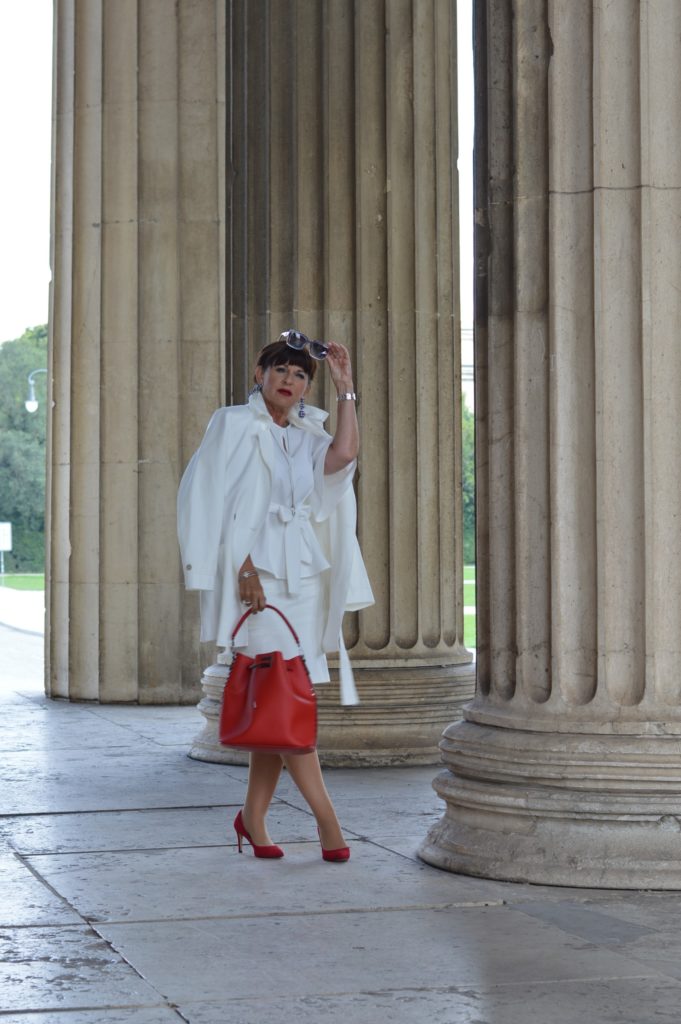 Weißer Übergangsmantel