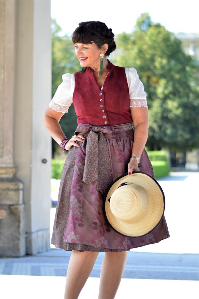 Trachtenhut und Dirndl 