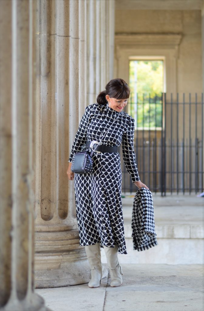 Midikleid mit Stiefeln