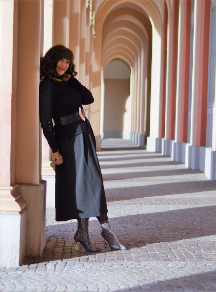 Rock mit Stiefeletten