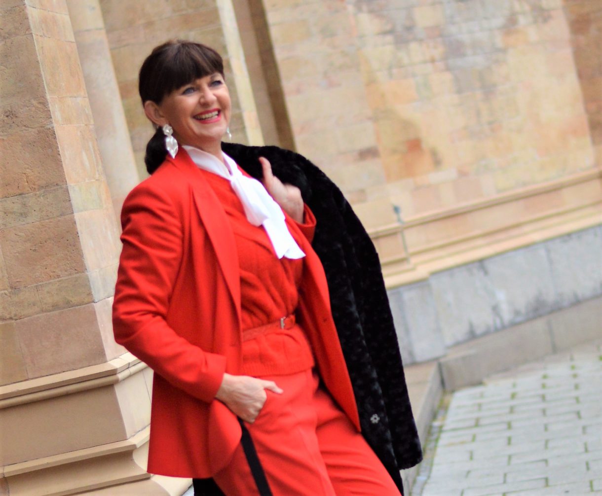 weiße Bluse mit Blazer