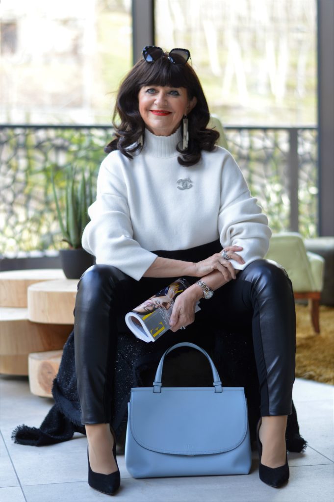 Lady 50plus mit Lederleggings
