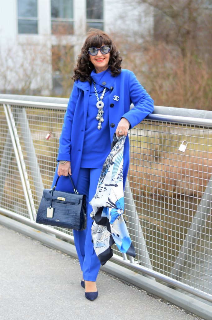 7 Looks für 7 Tage mit Classic Blue