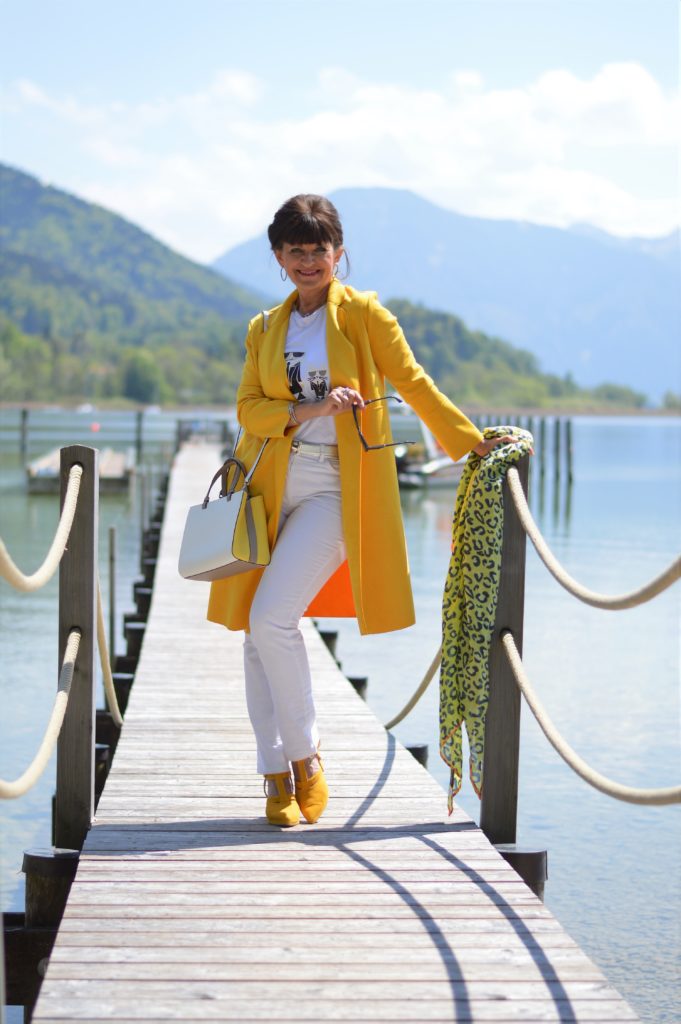 Gelber Mantel kombiniert mit weißer Hose