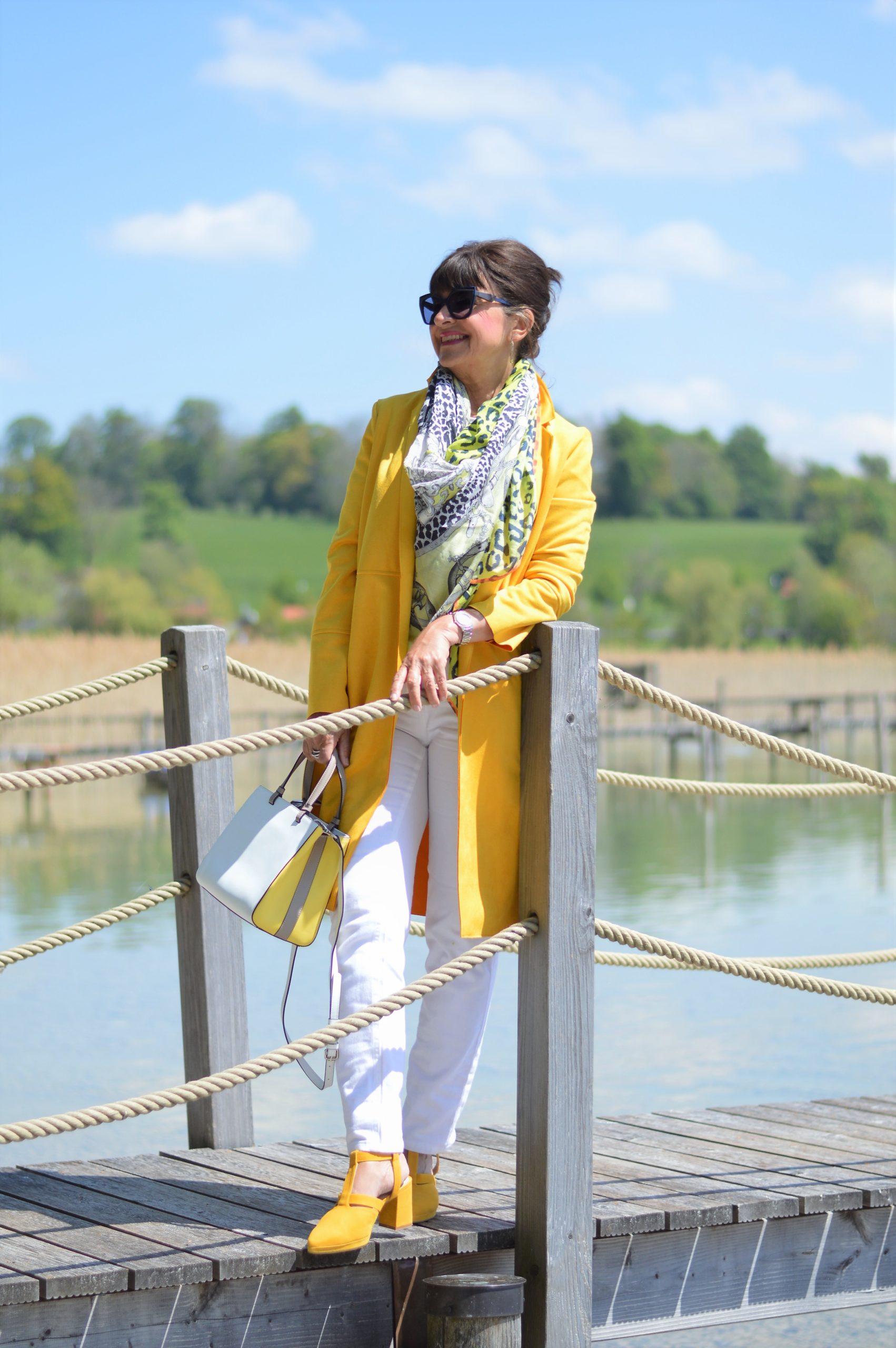 Gelber Mantel mit weißer Hose