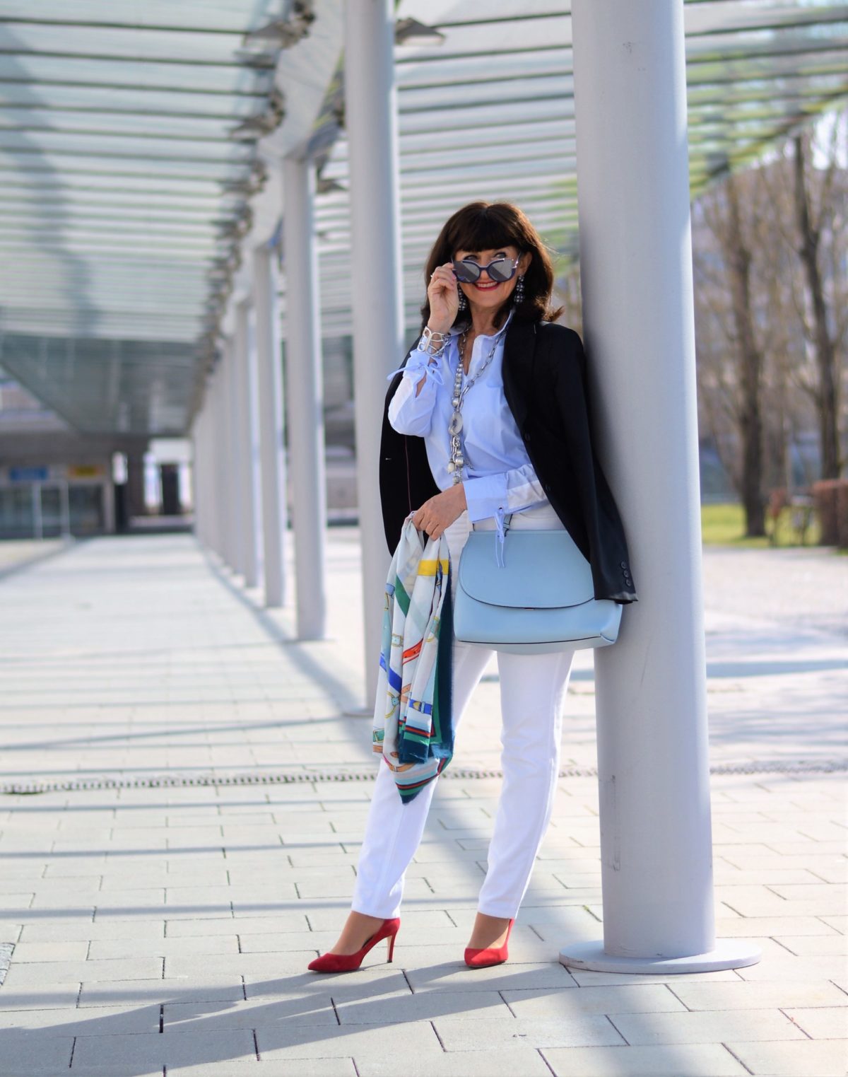 weiße Jeans mit hellblauer Bluse