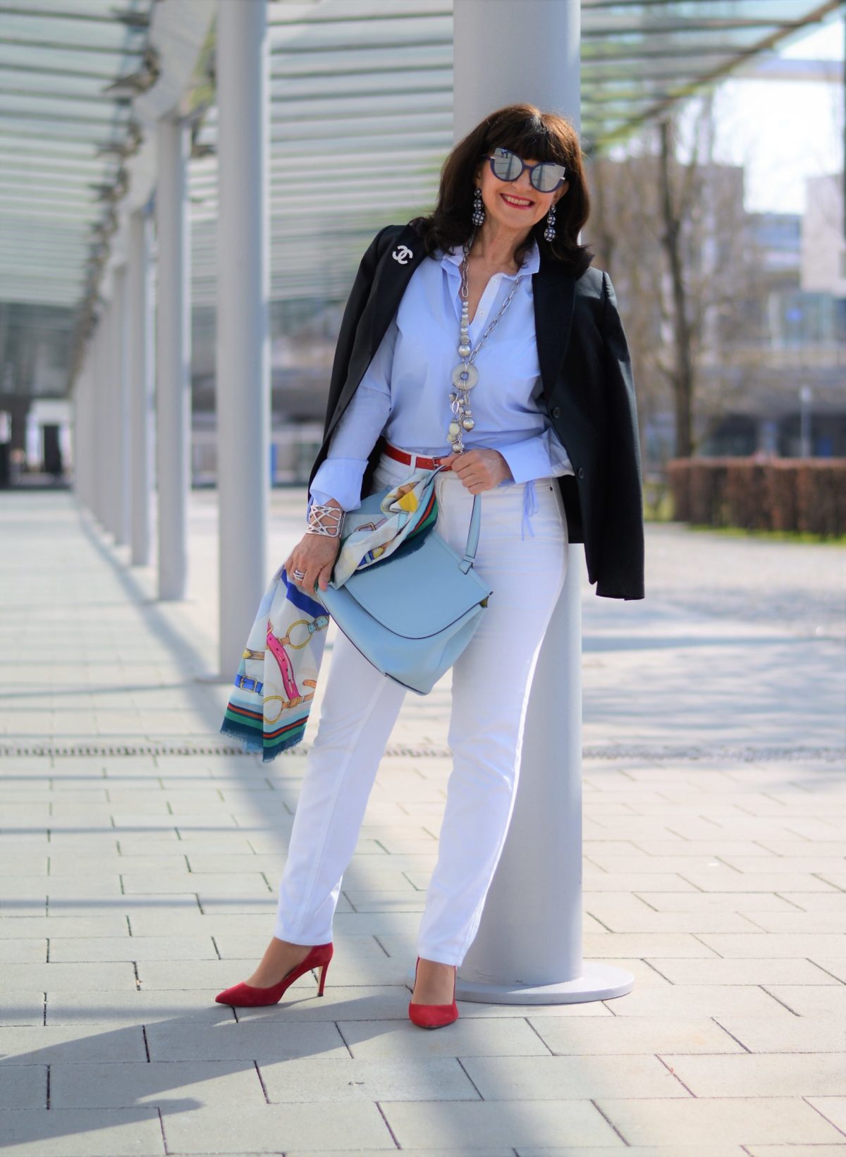 weiße Jeans mit Blazer dunkelblau