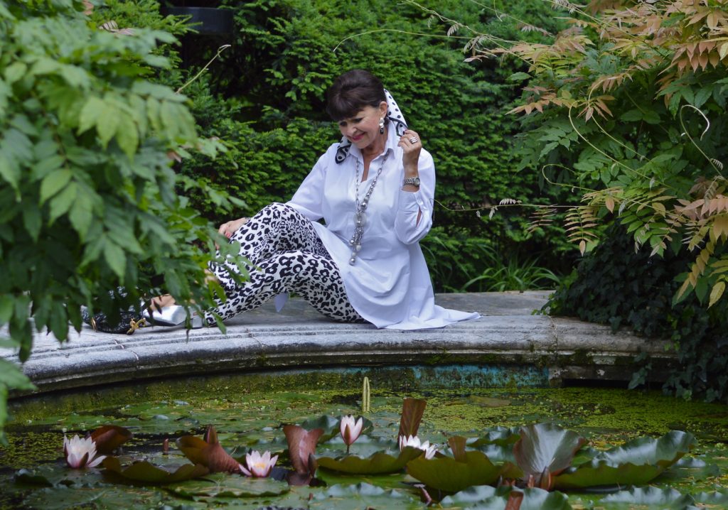 Animal Print Hose mit weißer Bluse