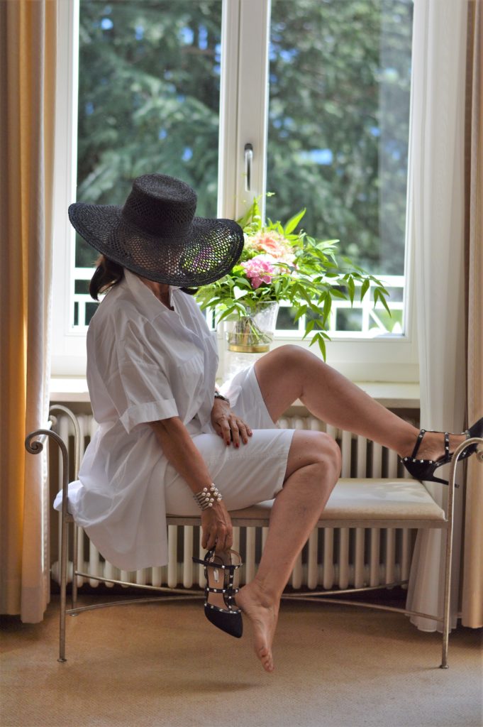 All White Look mit Hut