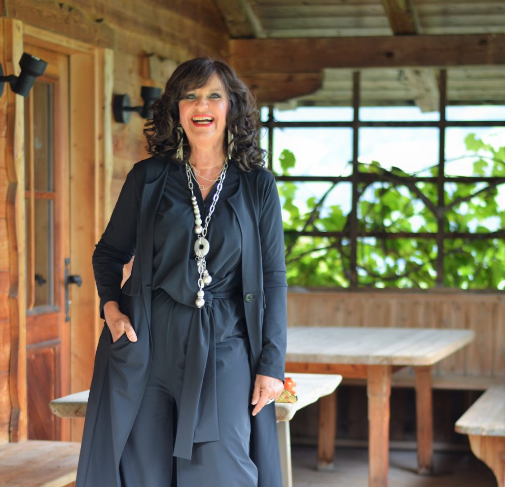 Schwarzer Jumpsuit mit Mantel