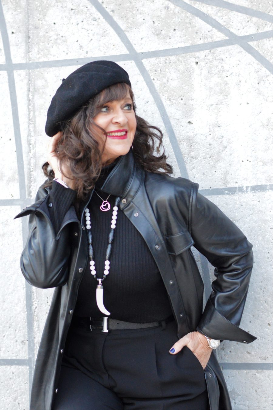 Barett mit Lederkleid