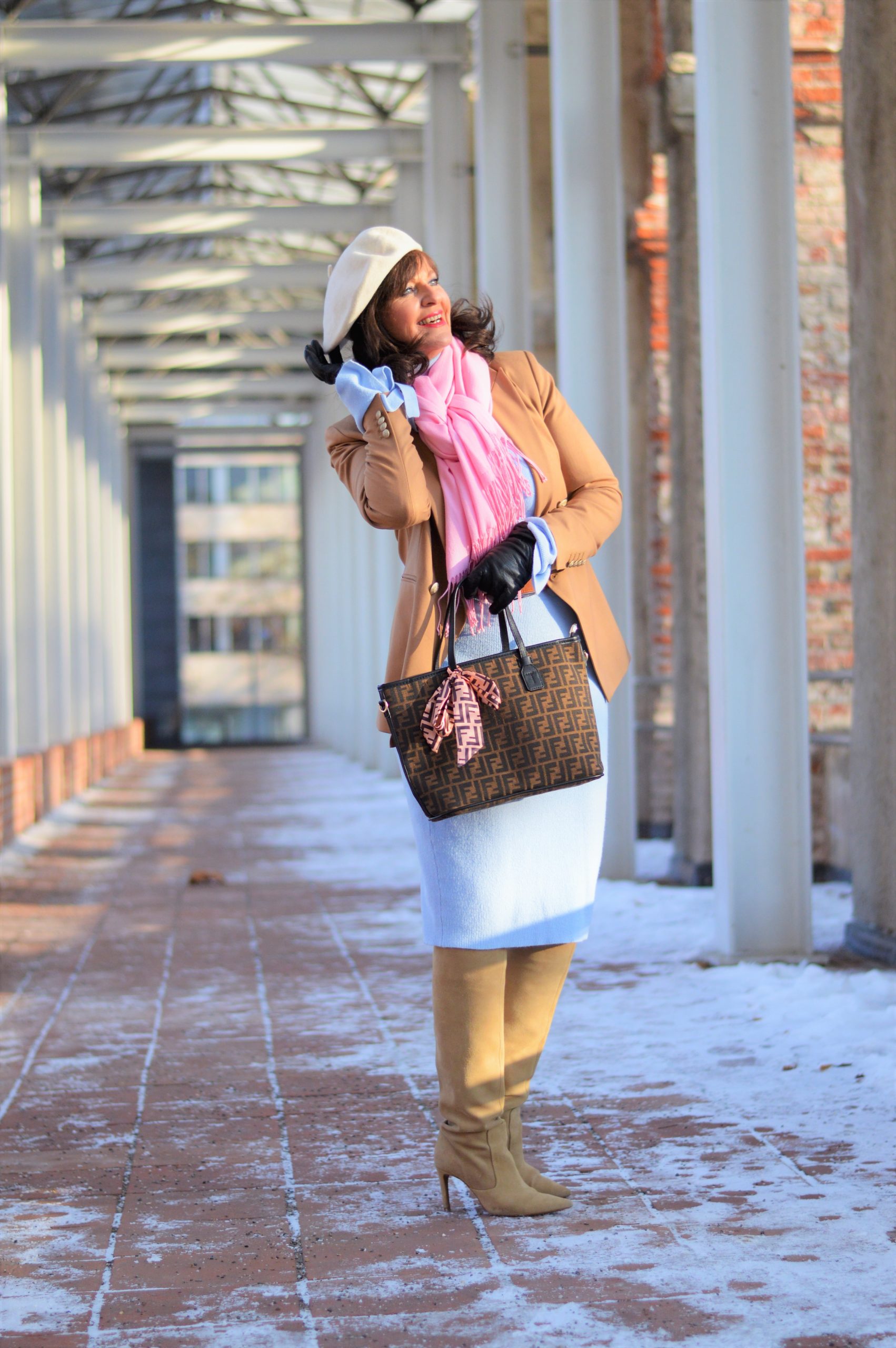 Baskenmütze mit Strickkleid