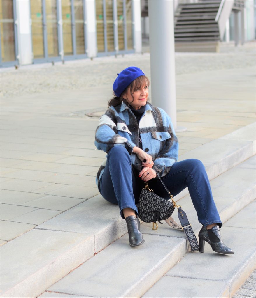 Karo-Jacke mit Jeans kombiniert