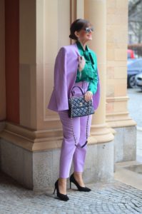 Lady 50plus im Hosenanzug