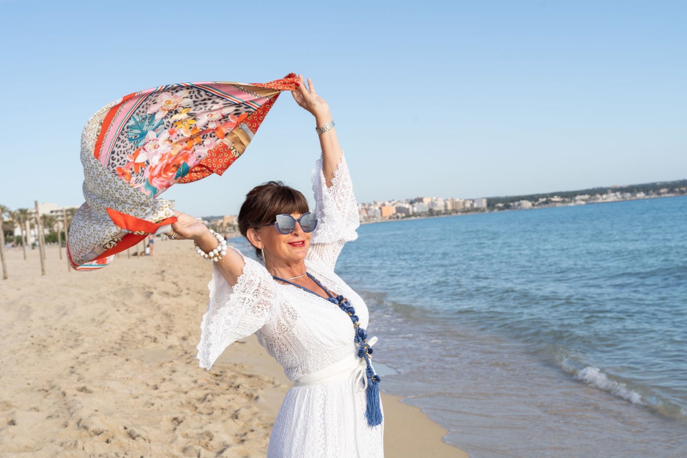Seidentuch im Wind am Strand von Mallorca 