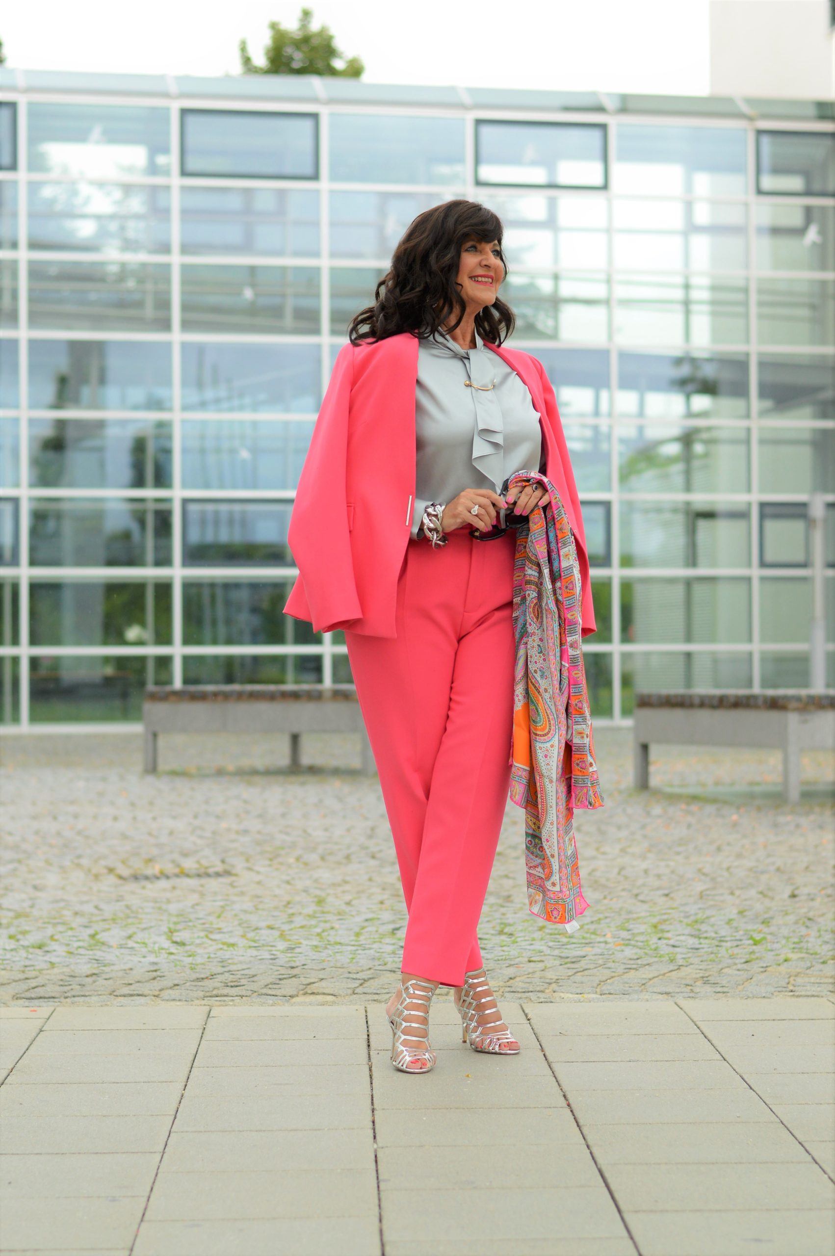 Pinker Hosenanzug mit grauer Seidenbluse