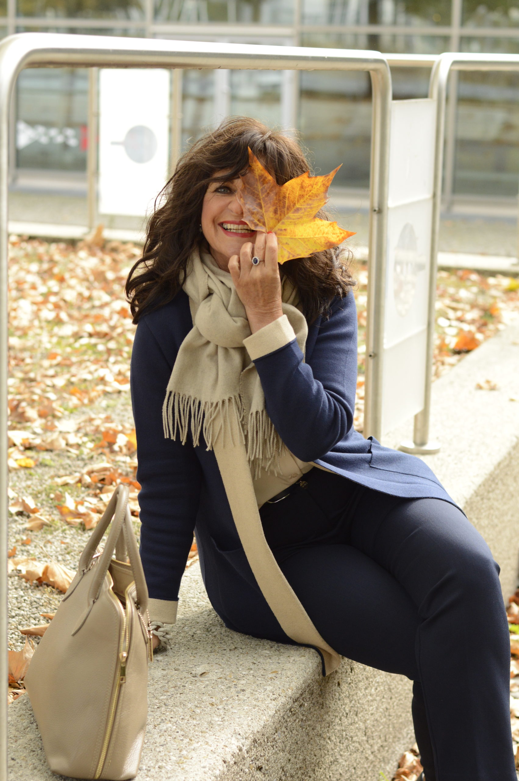 Mein Herbst Outfit von MONA mit Longcardigan, Bluse und Pumps