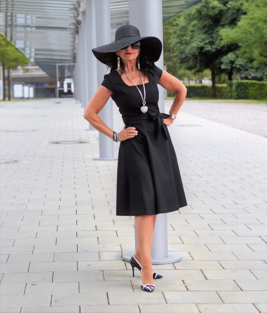 Das Kleine Schwarze mit Hut