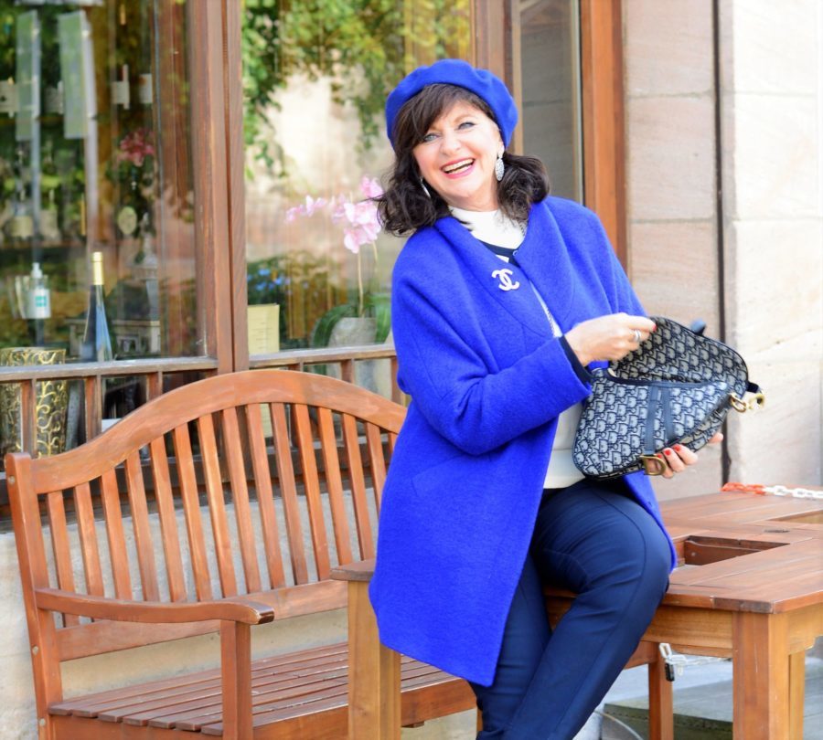 Royalblauer Walkmantel