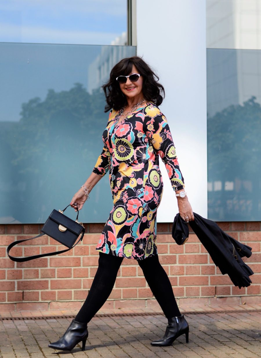 Buntes Kleid für den Herbst