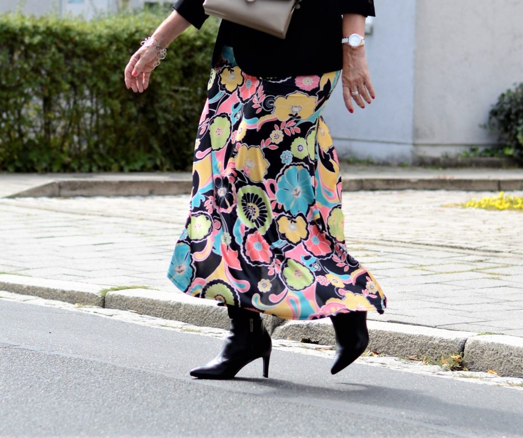 Rock mit buntem Print