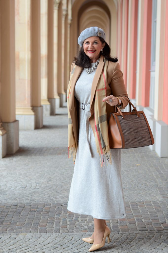 Business Look mit Kleid und Blazer