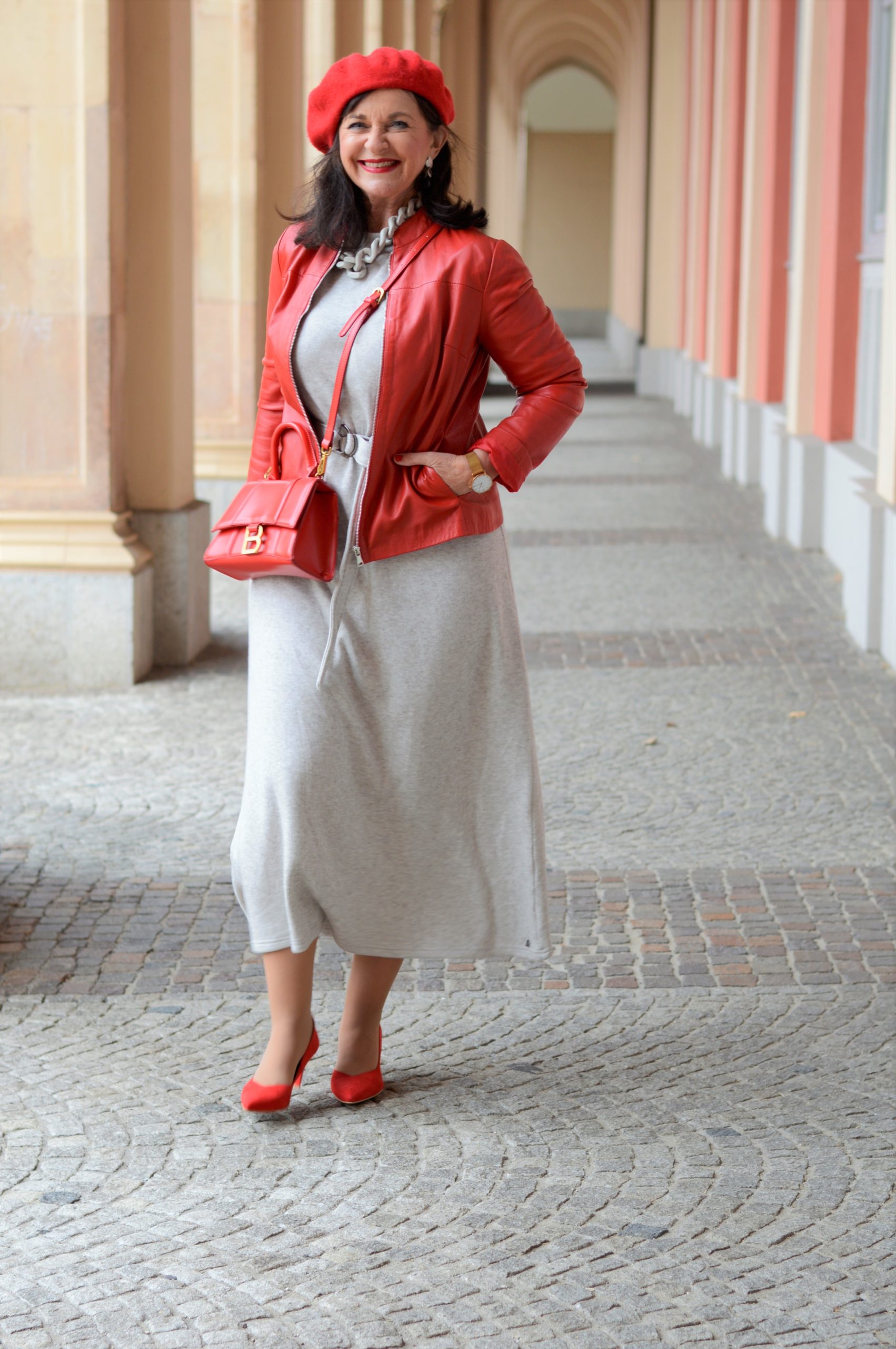 Rote Lederjacke zum Kleid 