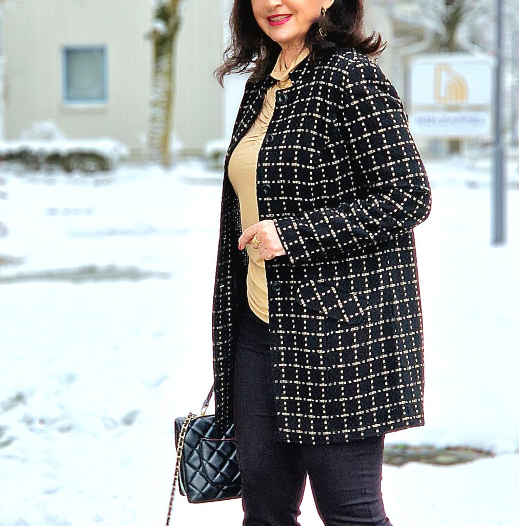 Lady 50plus im schicken Karoblazer von MONA