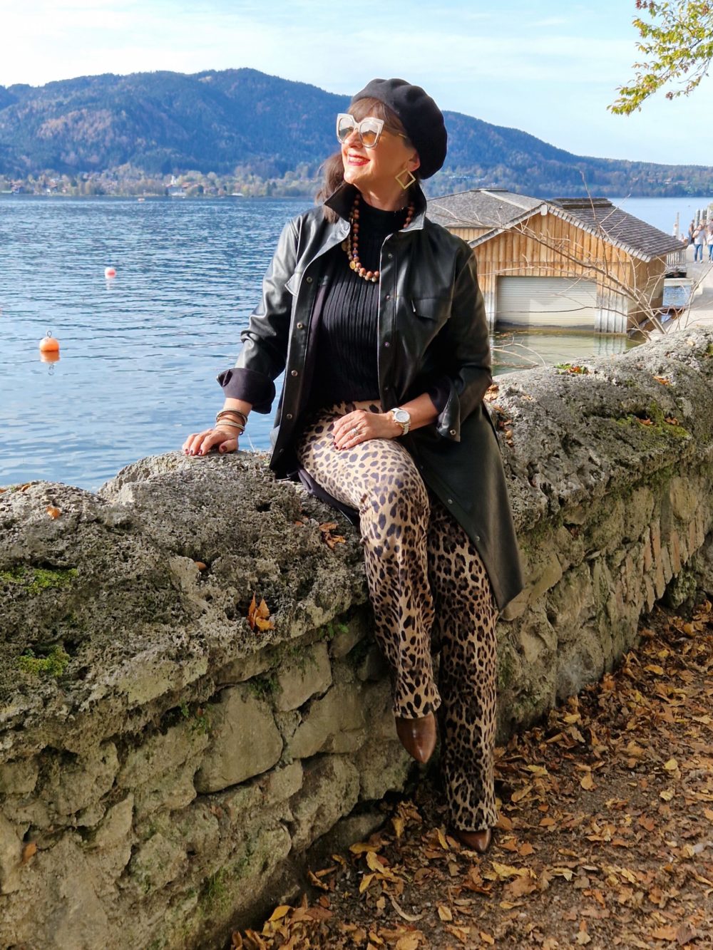 Lederkleid und Animalprint Hose