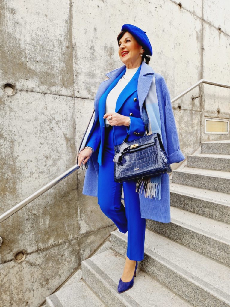 Blauer Hosenanzug mit Mantel