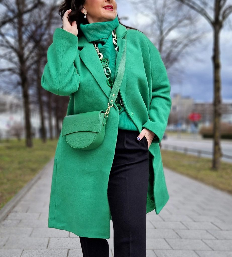 Grüner Mantel bei 7 Looks