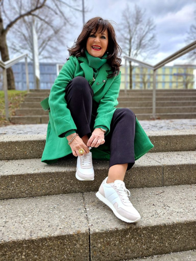 Grüner Mantel mit Sneaker