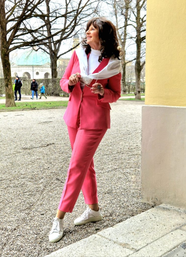 Hosenanzug Pink mit Sneakers