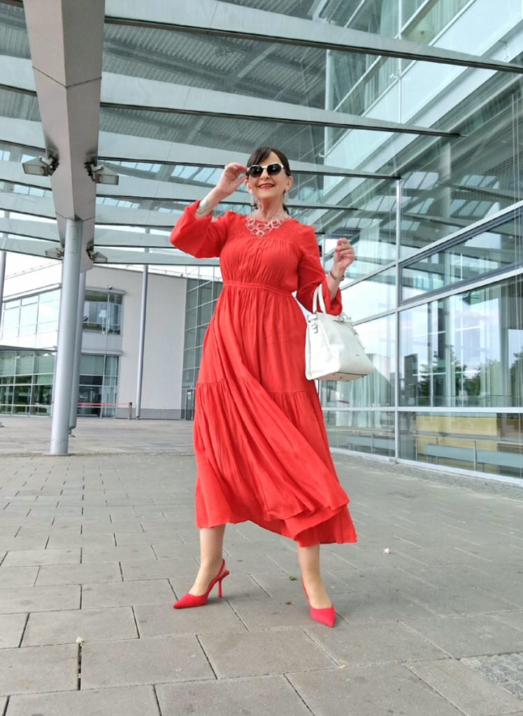 rotes Kleid 7 Looks