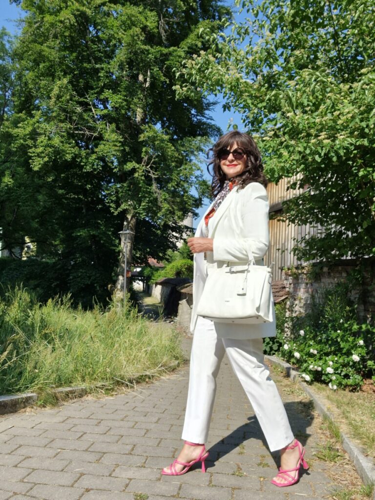 Weißer Hosenanzug mit Tasche