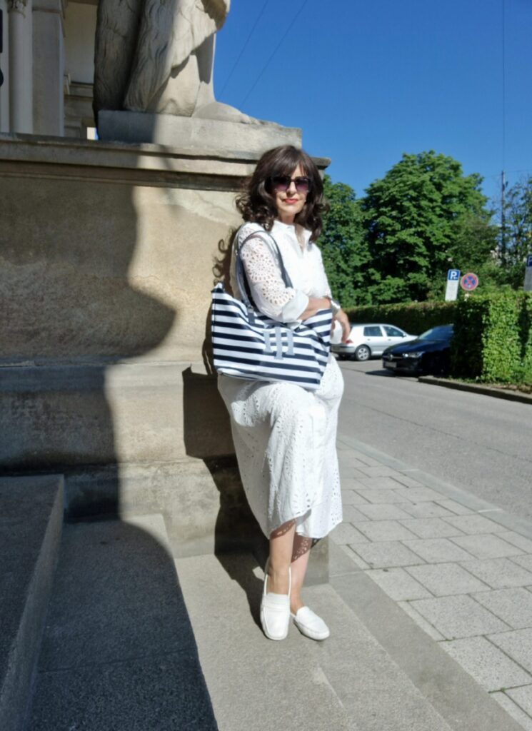 Weißes Kleid mit Mokassins