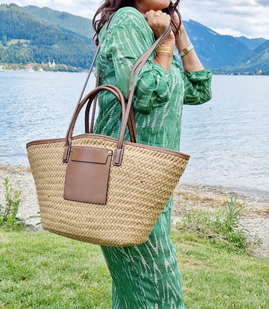 Basttasche im Sommer
