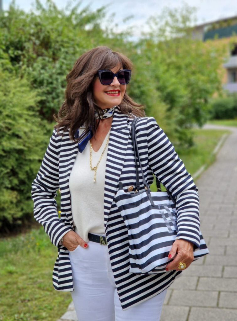 weisse Jeans mit Streifenblazer