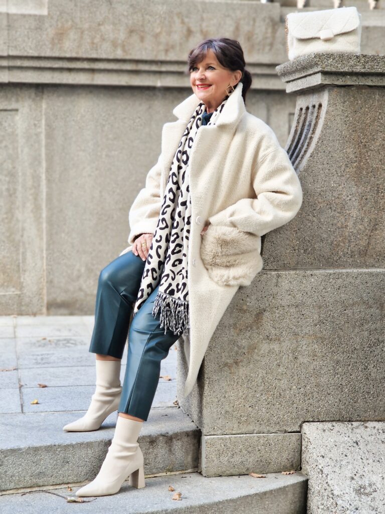 7 Looks für 7 Tage heller Mantel