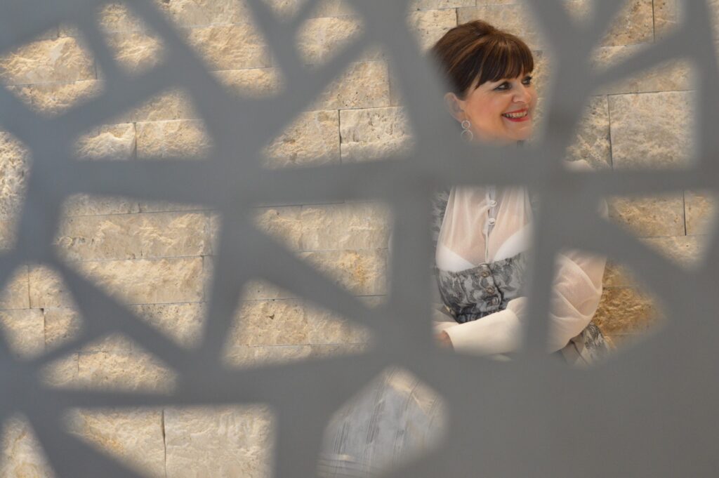 Silberfarbenes Dirndl