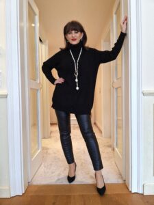 Schwarze Leggings mit schwarzem Pulli