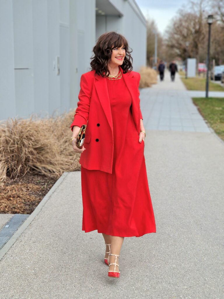 Rotes Kleid Modetrends 2024