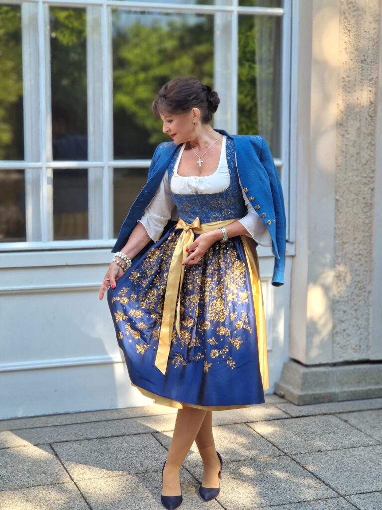 Golddirndl von Gössl mit Lady 50plus