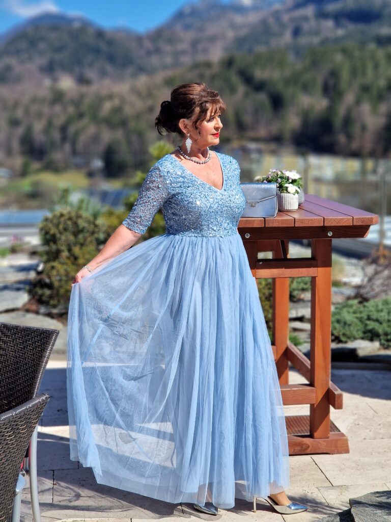 Langes blaues Kleid als Hochzeitsgast 