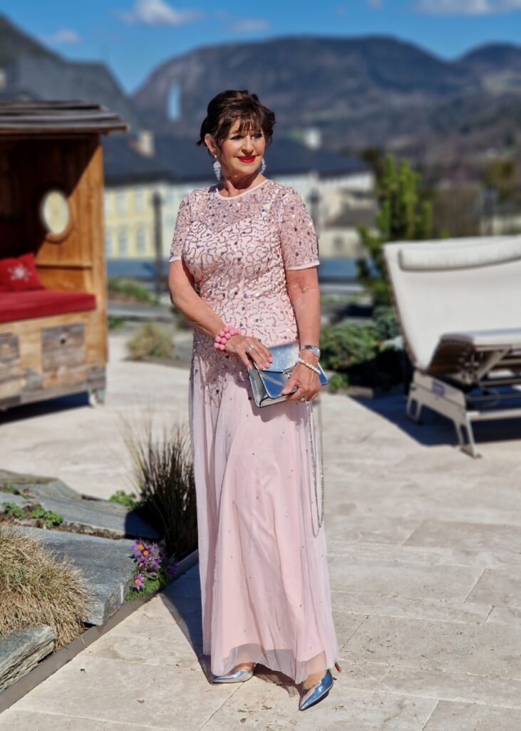 Hochzeitsgast: Was ziehe ich zur Hochzeit an? Lady 50plus präsentiert glänzende Outfits unter 90,-- Euro