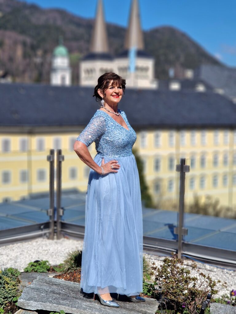 Hochzeitsgast im eleganten Kleid