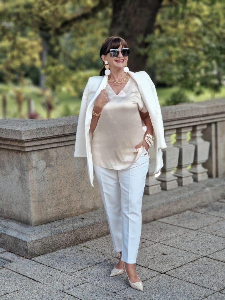 All in White: Eleganter Look für die Salzburger Festspiele
