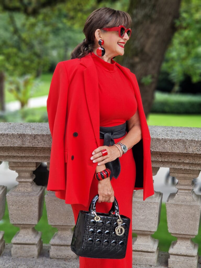 LADY IN RED: Eine Frau trägt Rot!